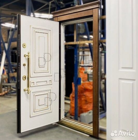 Металлическая входная дверь массив дуба с багетом