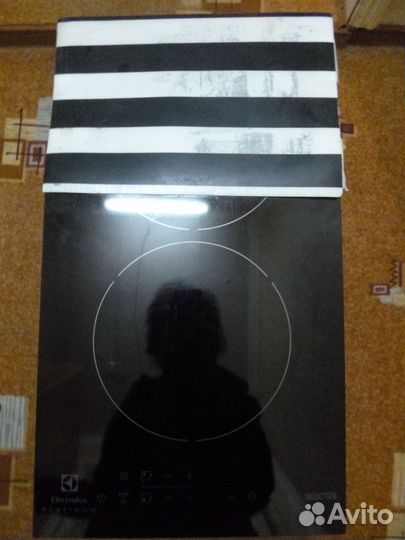 Две разные варочные панели с разбитым стеклом