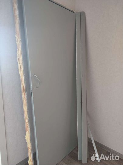 Дверь входная деревянная с коробкой