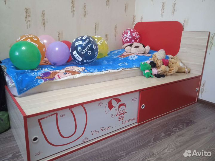 Комплект детской мебели (стол, шкаф, кроватка)