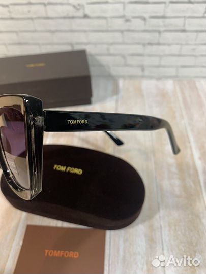 Солнцезащитные очки Tom Ford