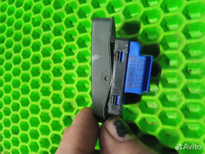 Кнопка блокировки двери volkswagen golf 6