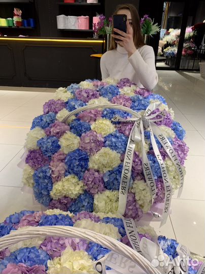 Корзина большая из гортензий