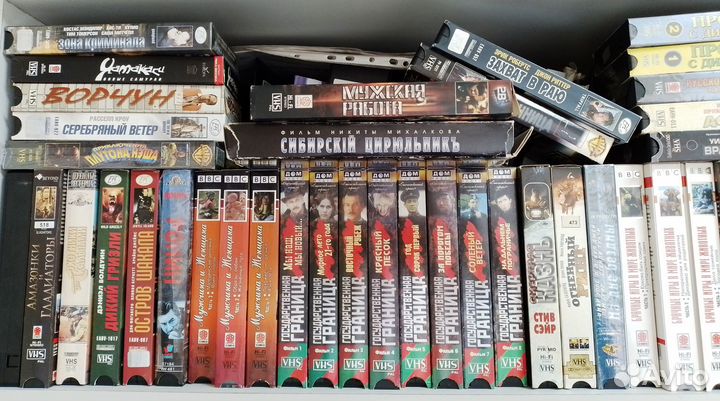 Коллекция видеокассет с фильмами