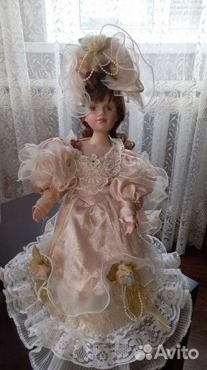 Фарфоровая кукла