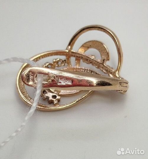 Золотые серьги с камнем