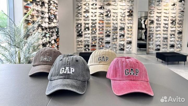 Бейсболка Gap в ТЦ Мега Молл
