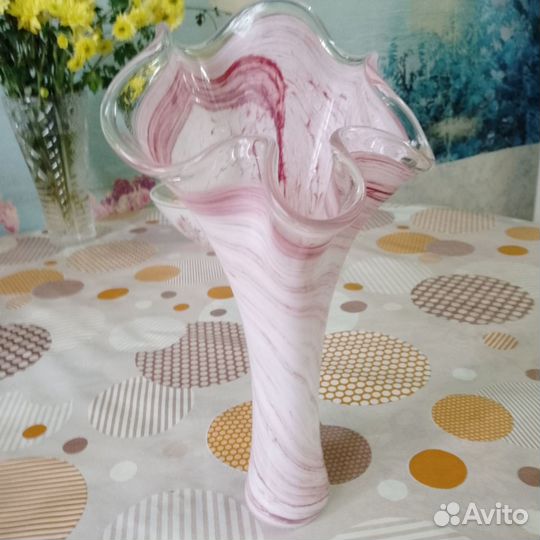 Ваза из цветного стекла