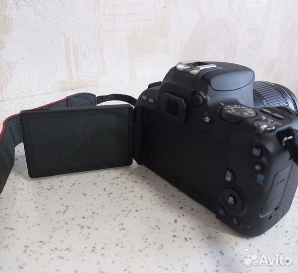 Зеркальный фотоаппарат canon eos200D