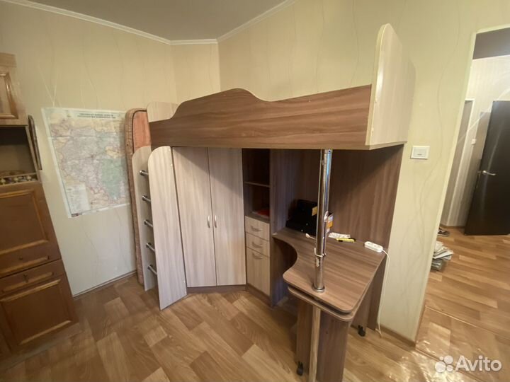 Детская крова чердак со шкафом и столом