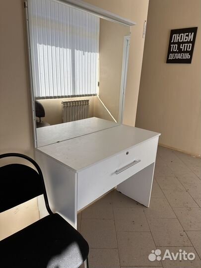 Трюмо с зеркалом