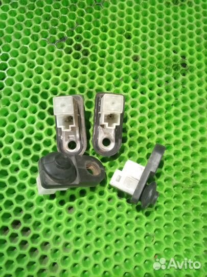 Включатель концевик двери SsangYong Kyron Actyon