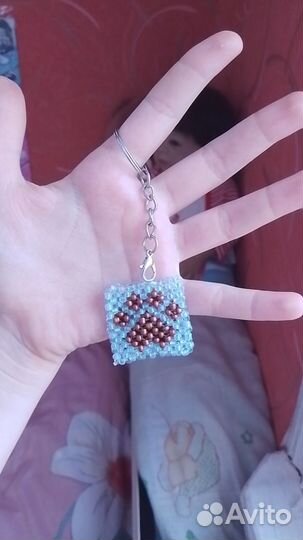 Брелок из бисера лапка