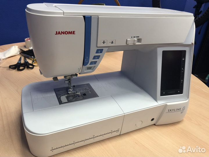 Швейная машина Janome Skyline S7