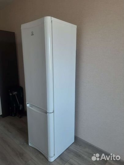 Холодильник Indesit 195 см
