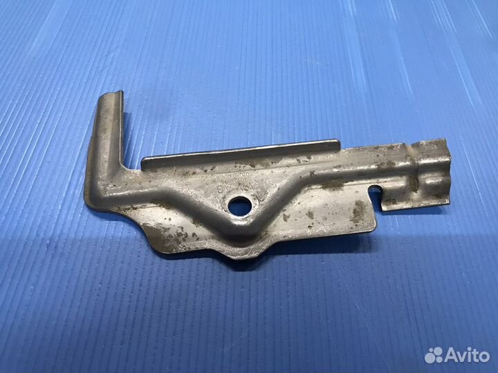 Крепление аккумулятора 5Q0803219C Passat B8