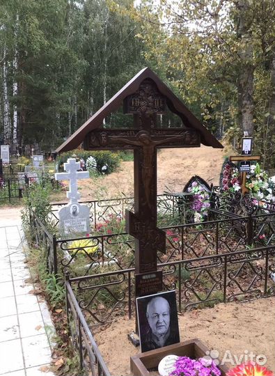 Крест на кладбище