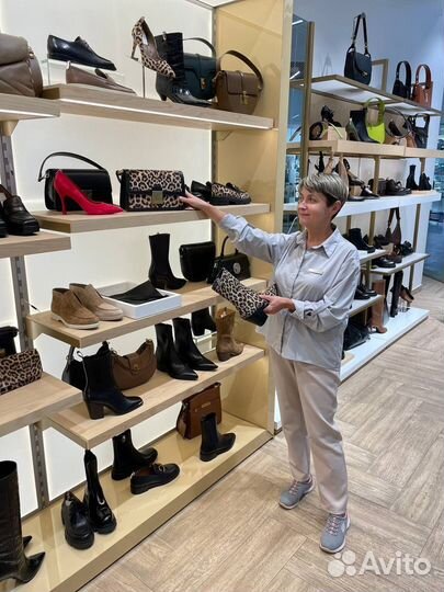 Продавец-консультант в магазин обуви премиум класс