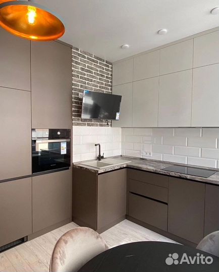 Угловая кухня с подсветкой, цвет молочный шоколад