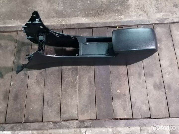 Подлокотник mazda 3 Ы