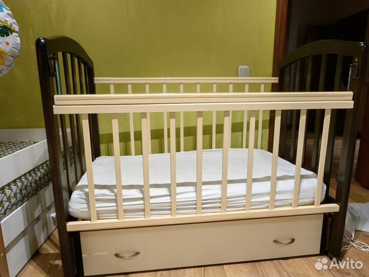 Детская кроватка с продольным маятником