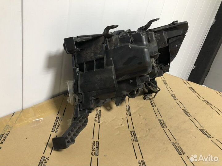 Фара правая Toyota Land Cruiser 200