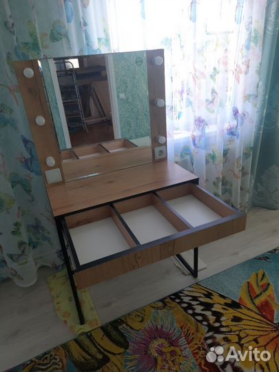 Туалетный столик с зеркалом и подсветкой б/у