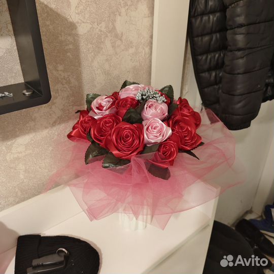 Розы из атласных лент