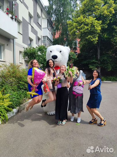 Танцующий белый мишка