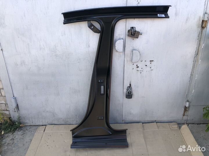 Средняя стойка кузова Volkswagen Touareg 2