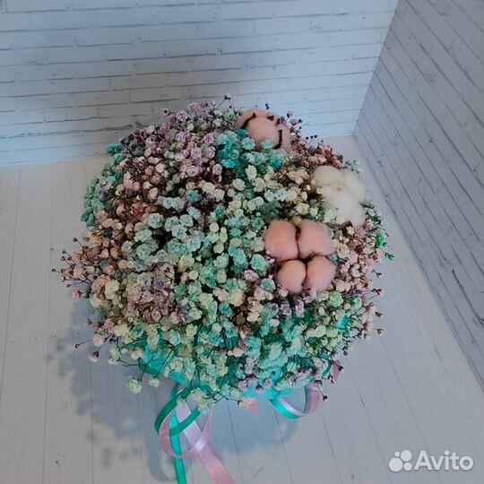 Радужная и белая гипсофила букеты