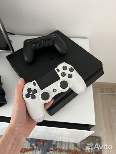 Sony PS4 slim 1tb + 2 джойстика и игры