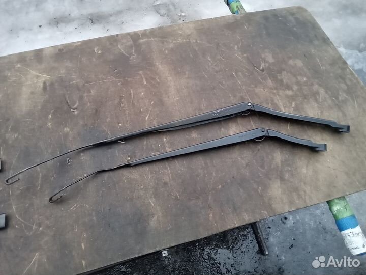 Поводок стеклоочистителя Nissan Serena C24