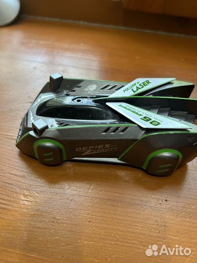 Машинка ездит по стенам