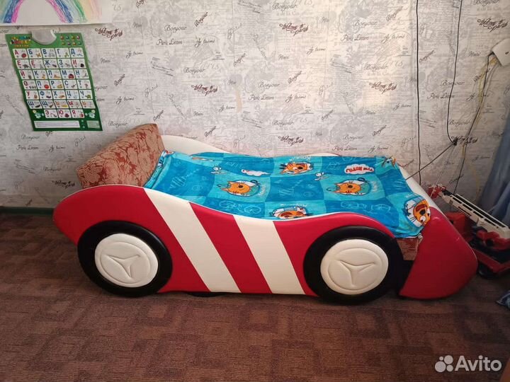 Стенка и детская кровать