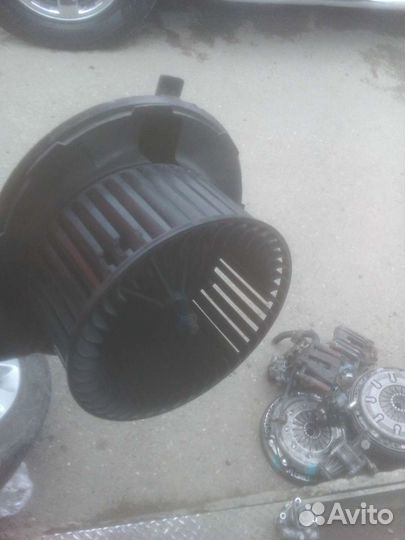 Фольксваген Кадди 2008г вентилятор печки