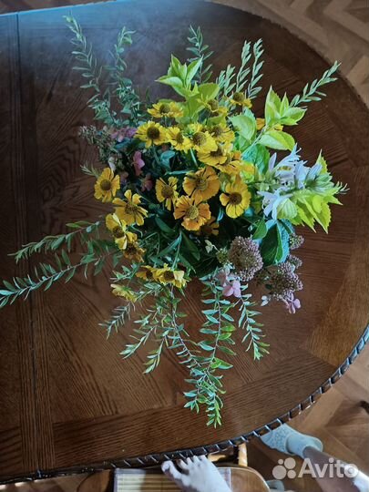 Корзина с разными цветами