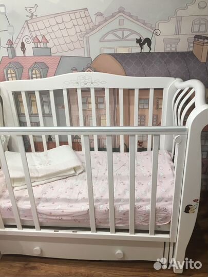 Детская кроватка с маятником