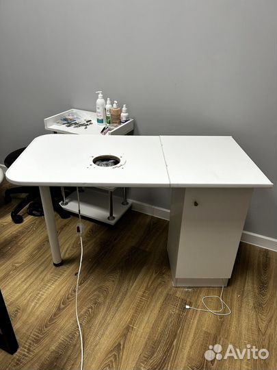 Бронь.Маникюрный стол с вытяжкой бу