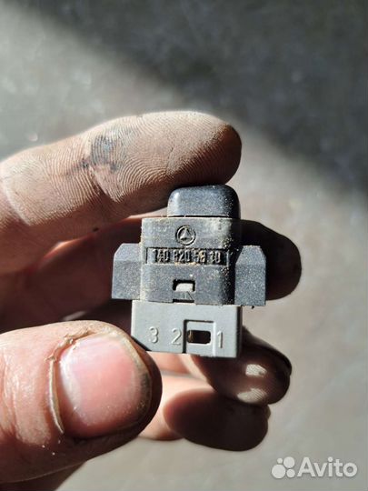 Кнопка центрального замка Mercedes W140