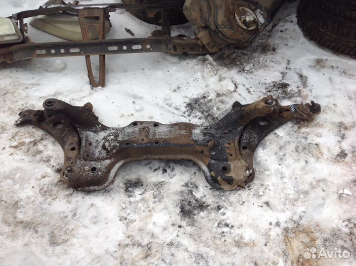 Подрамник для тойота авенсис 2001 гв