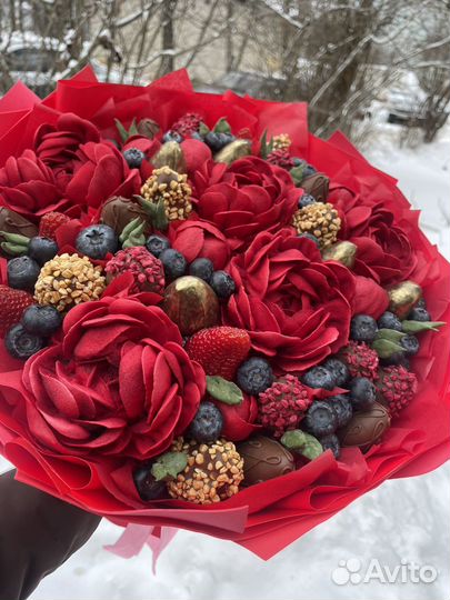 Клубника в шоколаде с зефирными цветами