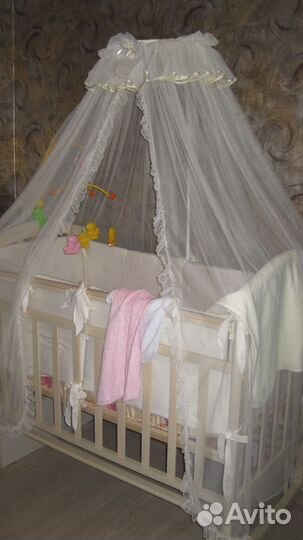 Детская кроватка с маятником