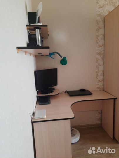 Компьютерный стол и книжная полка