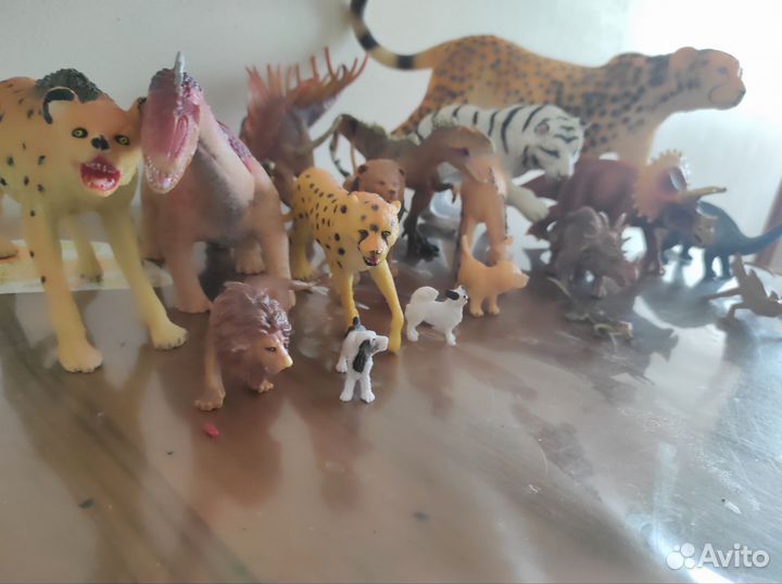 Набор фигурок динозавров и животных