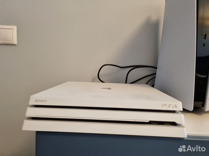 Продам белую PS4 PRO бу
