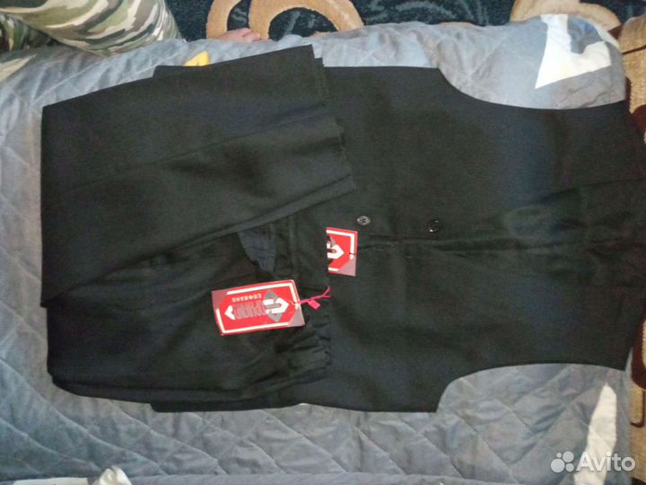 Школьный костюм 152-158новый