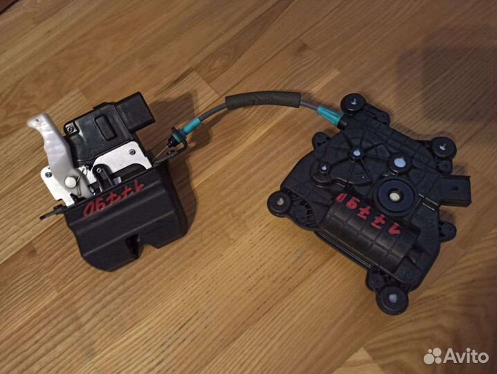 Замок задней двери багажника kia stinger 2018г нов