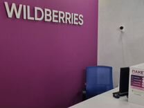 женщина на складе. сдэк менеджер. офисный работник на складе. сдэк склад. менеджер выдачи.