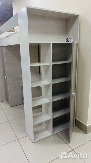 Кровать, шкаф для одежды, рабочая зона